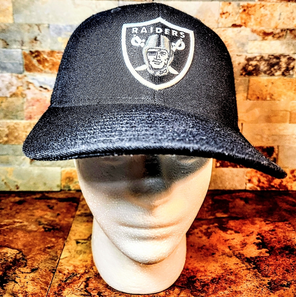 Raiders Hat • Reebok • NFL • Size : 7-1/2 • Black  .